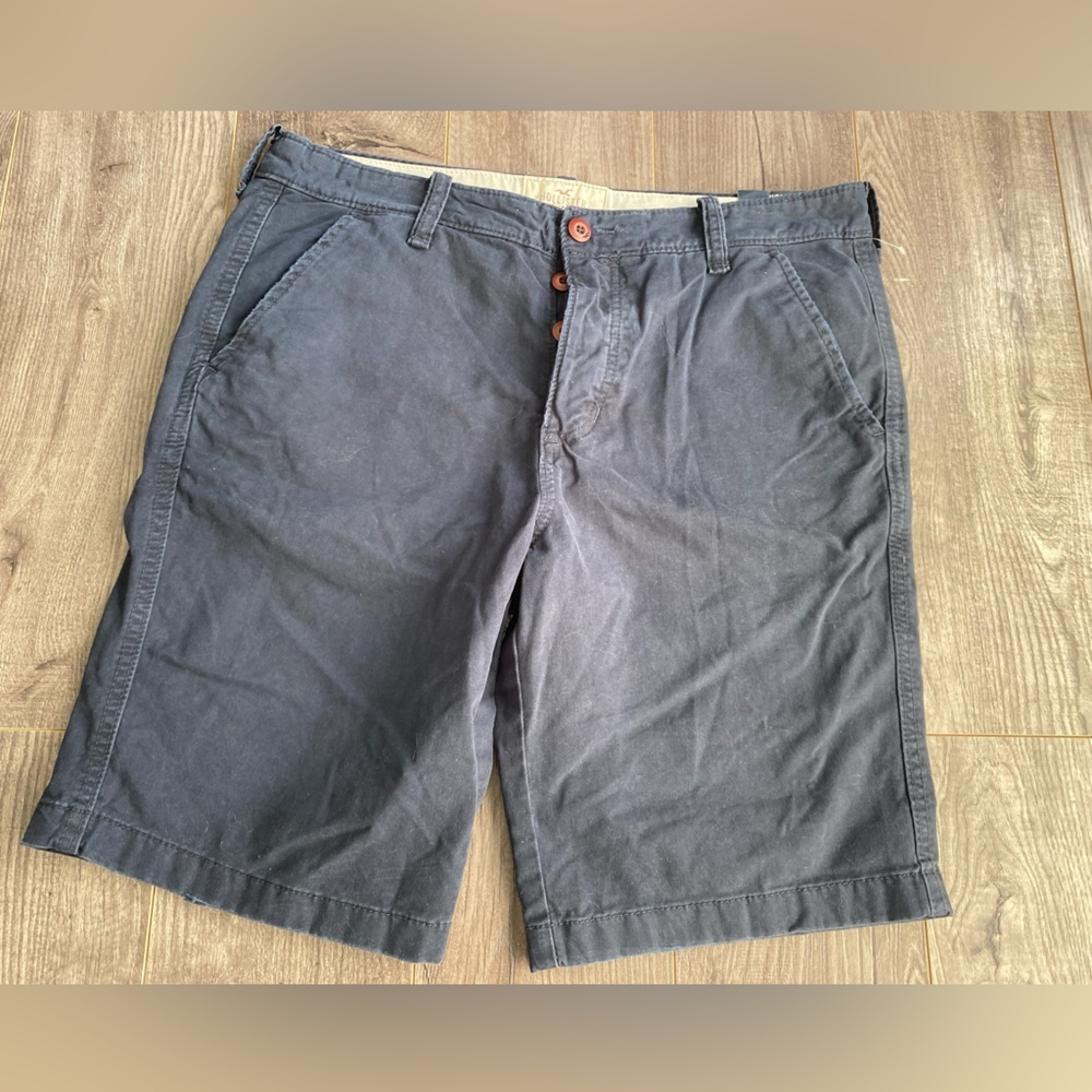 NWT Hollister men’s navy blue classic fit at the knee button up shorts w pockets